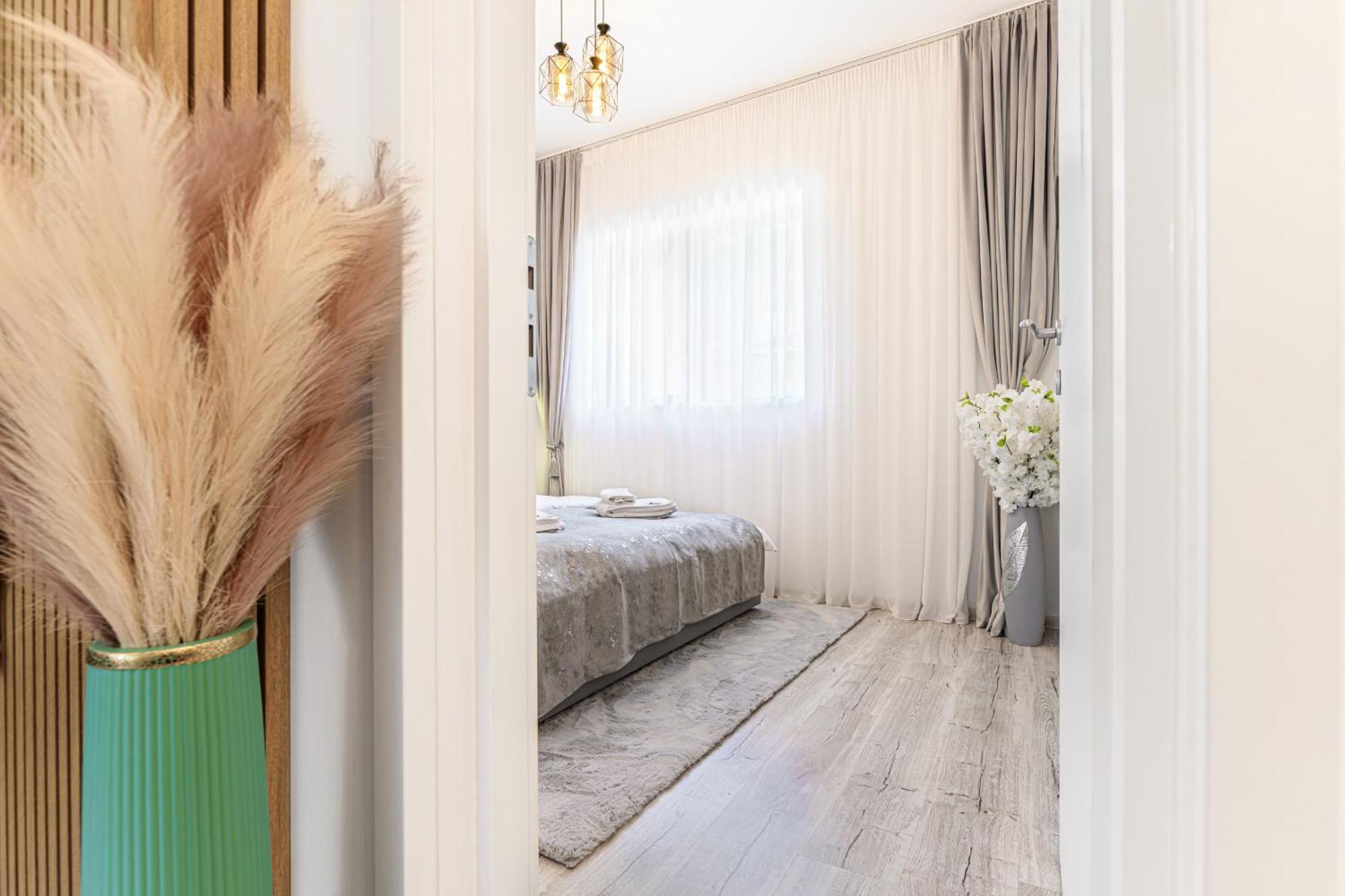 Ama Garden Apartment บุชเตนี ภายนอก รูปภาพ